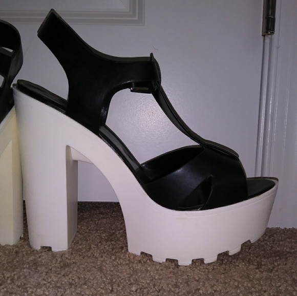 White and black chunky heels - Picture 2 of 2